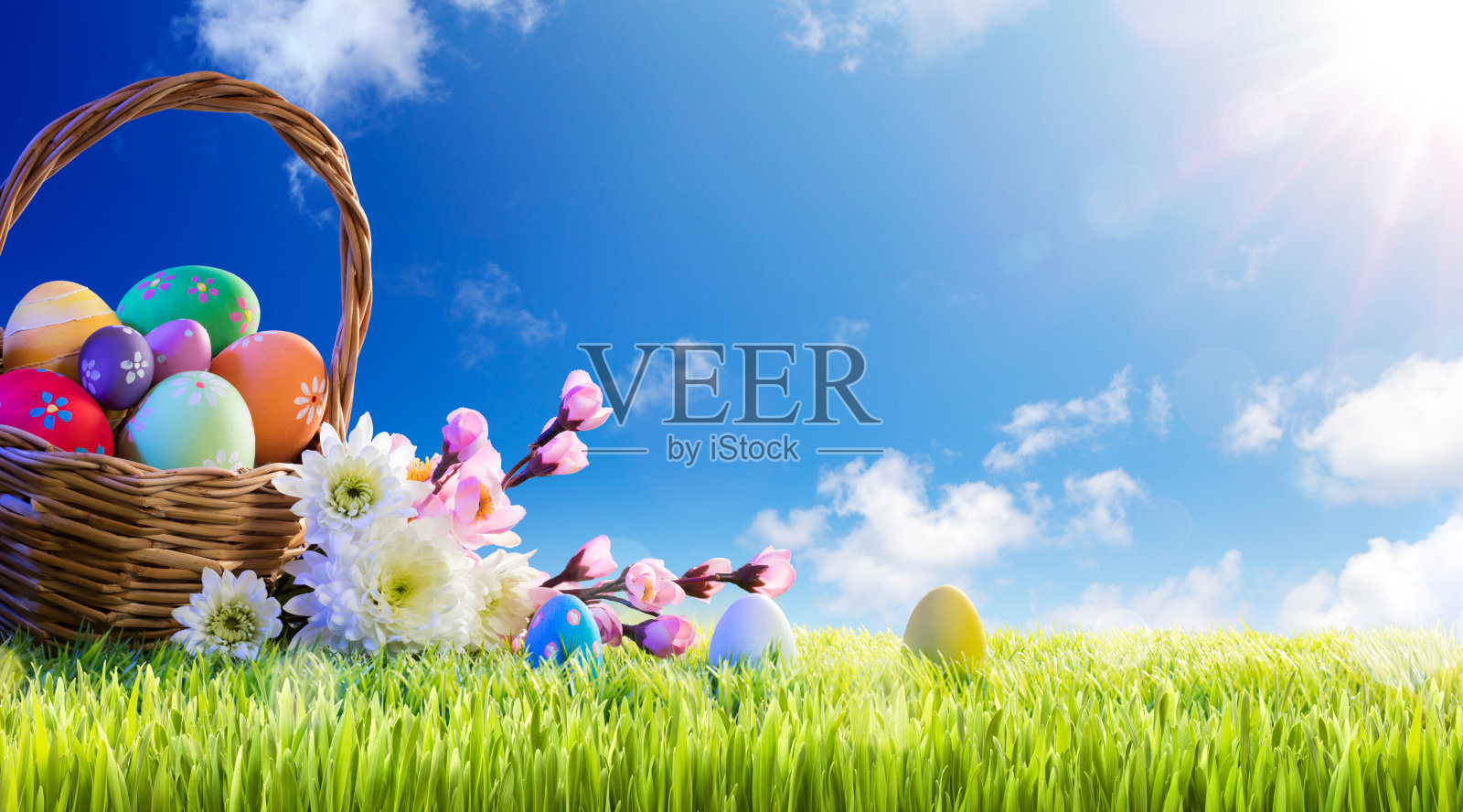 复活节彩蛋和春花篮子照片摄影图片