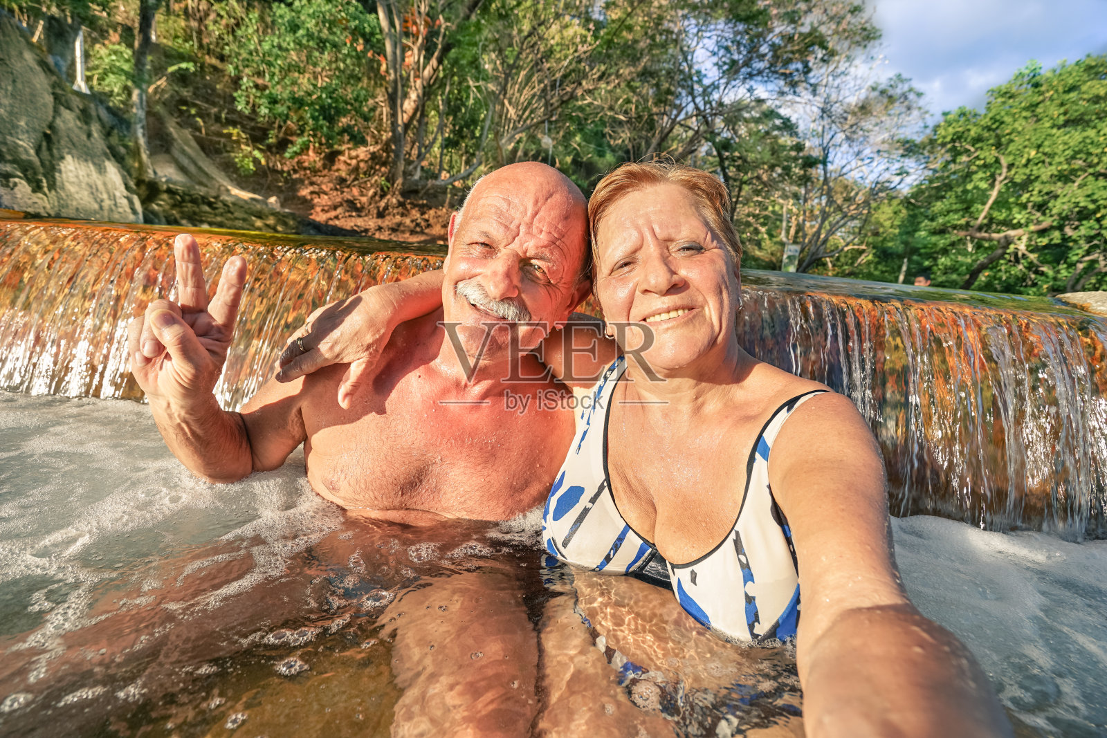 一对老年夫妇在科伦的马奎尼特温泉自拍照片摄影图片