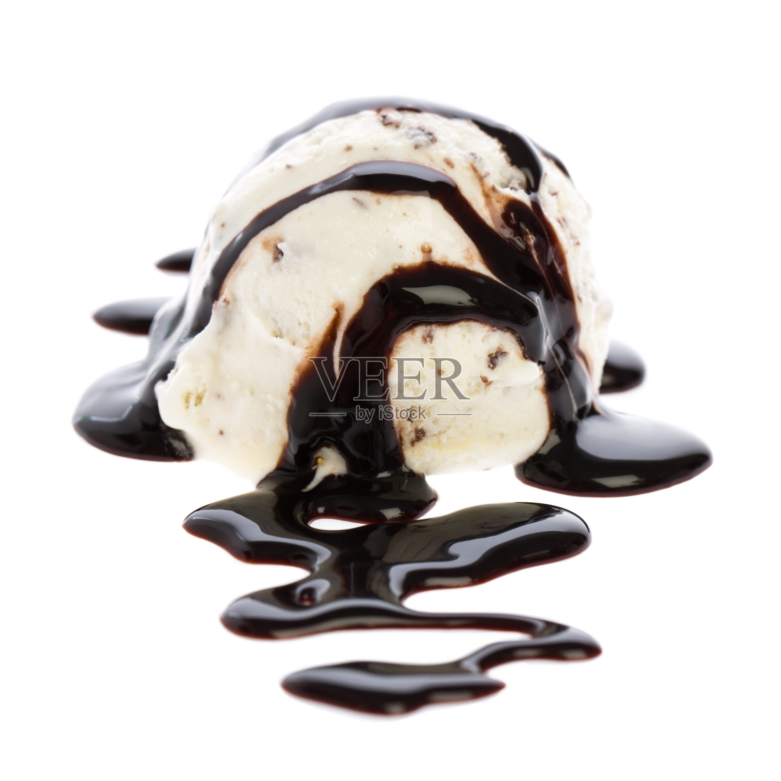 一勺浇上巧克力酱的意式干酪冰淇淋照片摄影图片