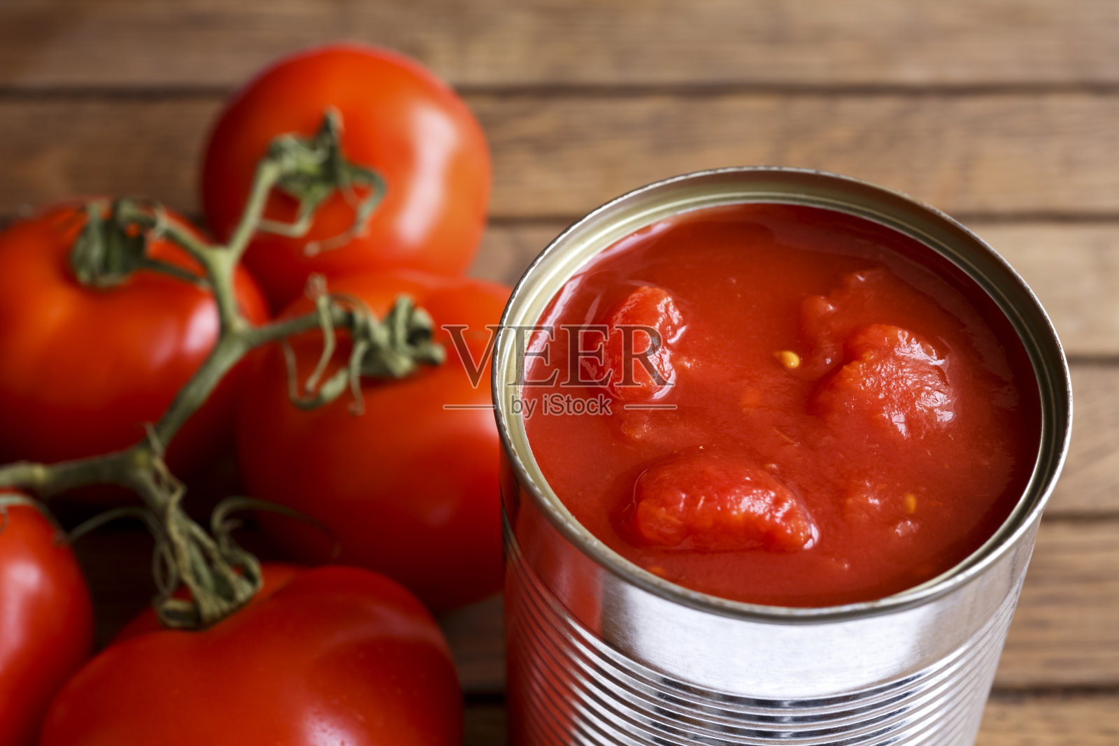 打开切碎的番茄罐头。照片摄影图片