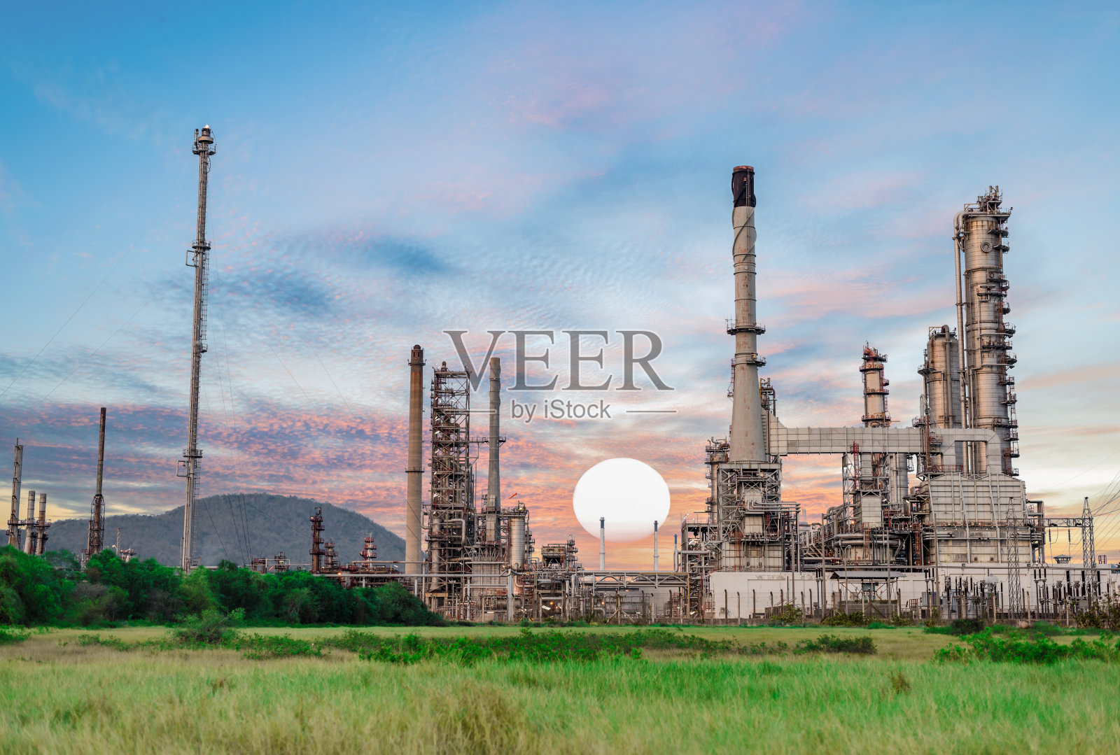 黄昏的炼油厂，石化厂，工厂炼油厂照片摄影图片