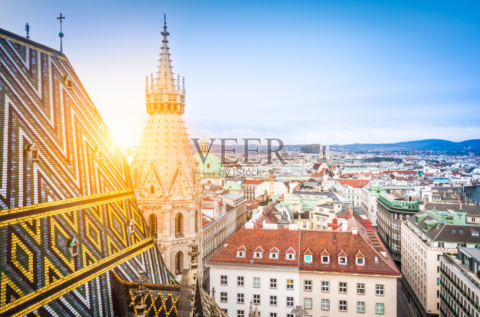 维也纳的天际线和圣斯蒂芬大教堂的屋顶，奥地利照片摄影图片