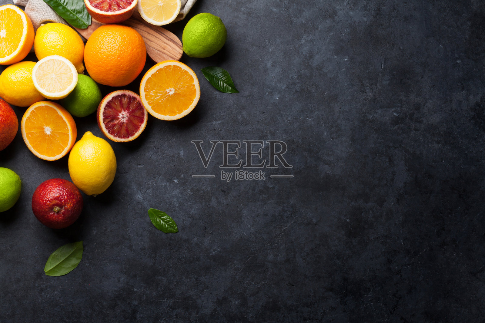 新鲜成熟的柑橘。柠檬，酸橙和橙子照片摄影图片
