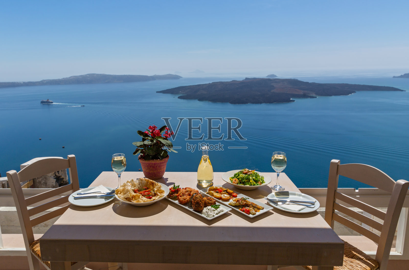 在希腊海边吃午餐照片摄影图片