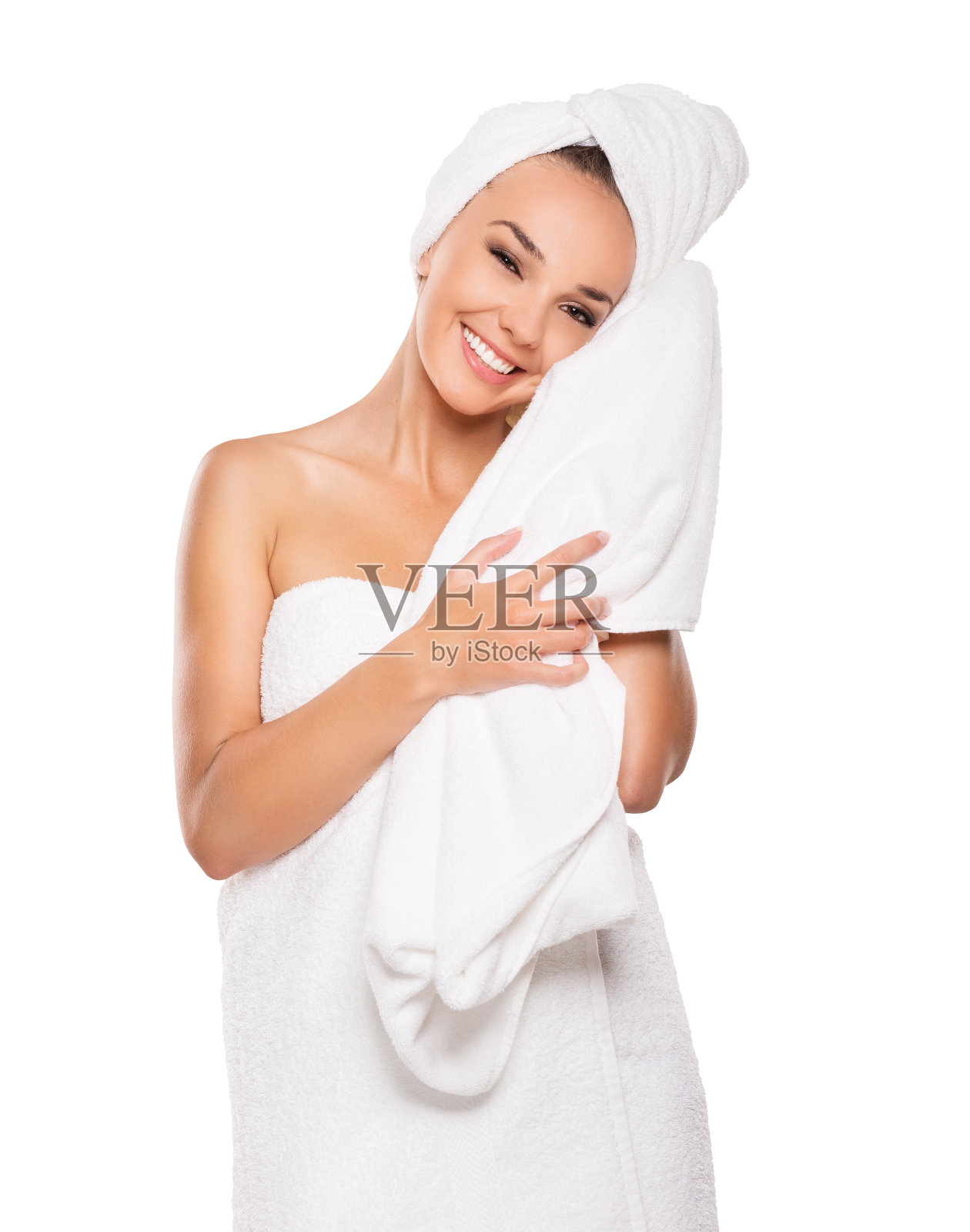 美丽的女人拿毛巾，沐浴后，孤立在白色的背景照片摄影图片