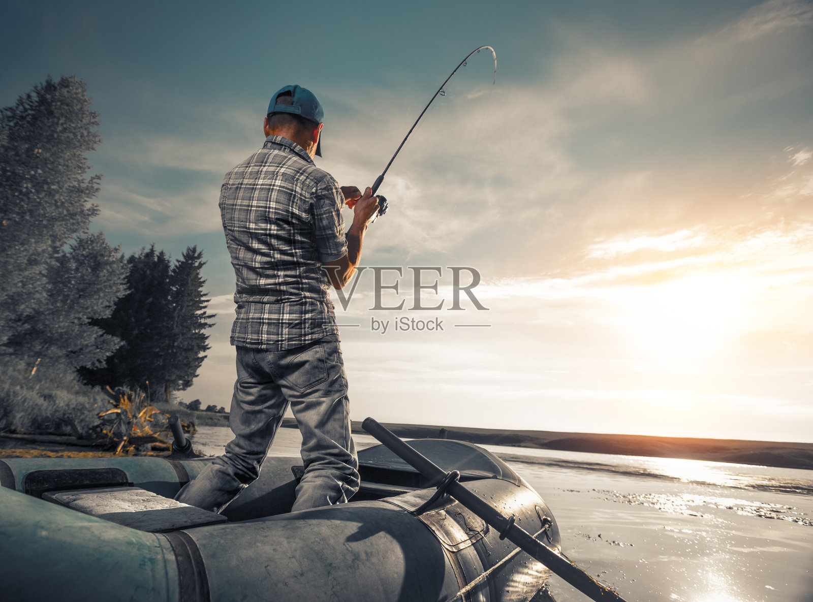 成熟的男人在湖边钓鱼照片摄影图片
