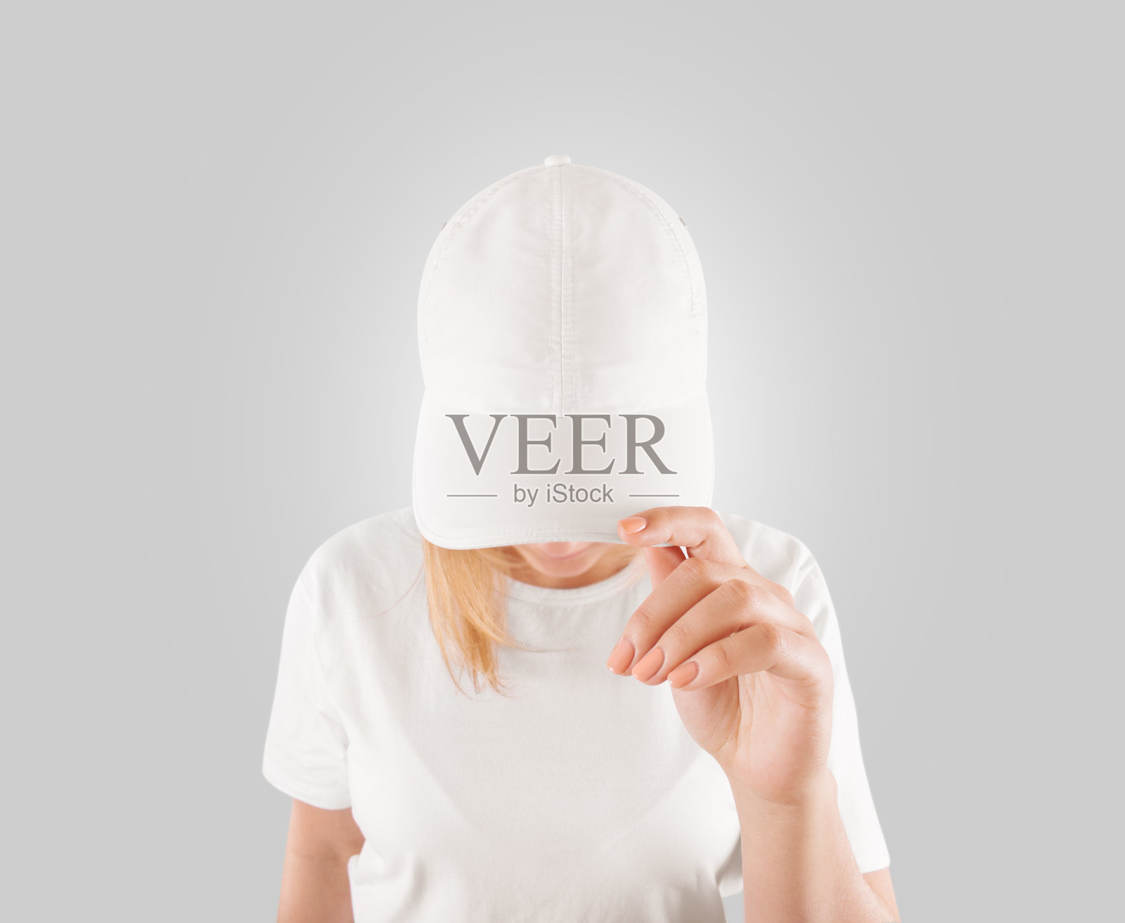 空白的白色棒球帽模型模板，戴在妇女的头上照片摄影图片