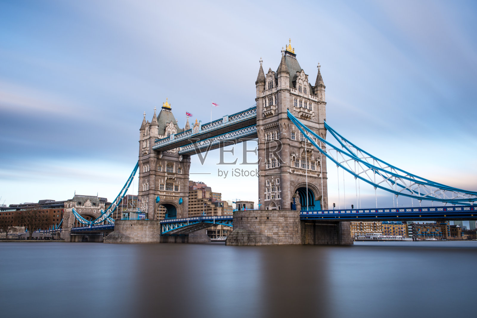 横跨泰晤士河的伦敦塔桥照片摄影图片