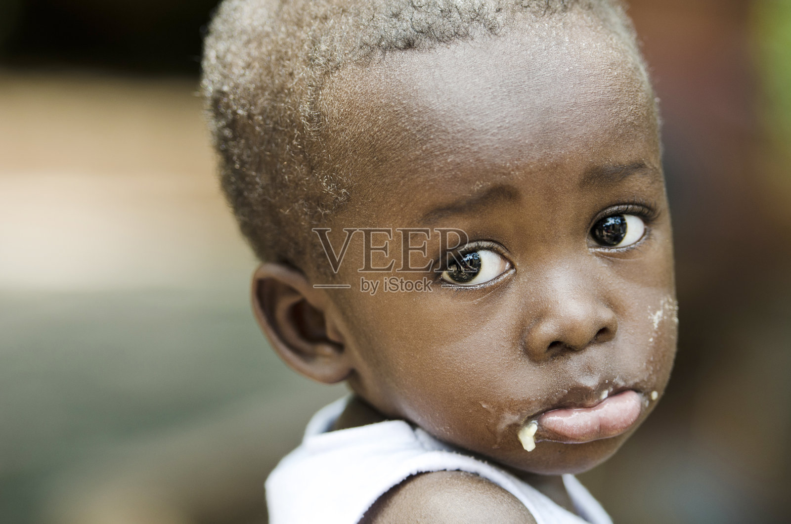 象征:非洲黑人小男孩伤心地哭泣照片摄影图片
