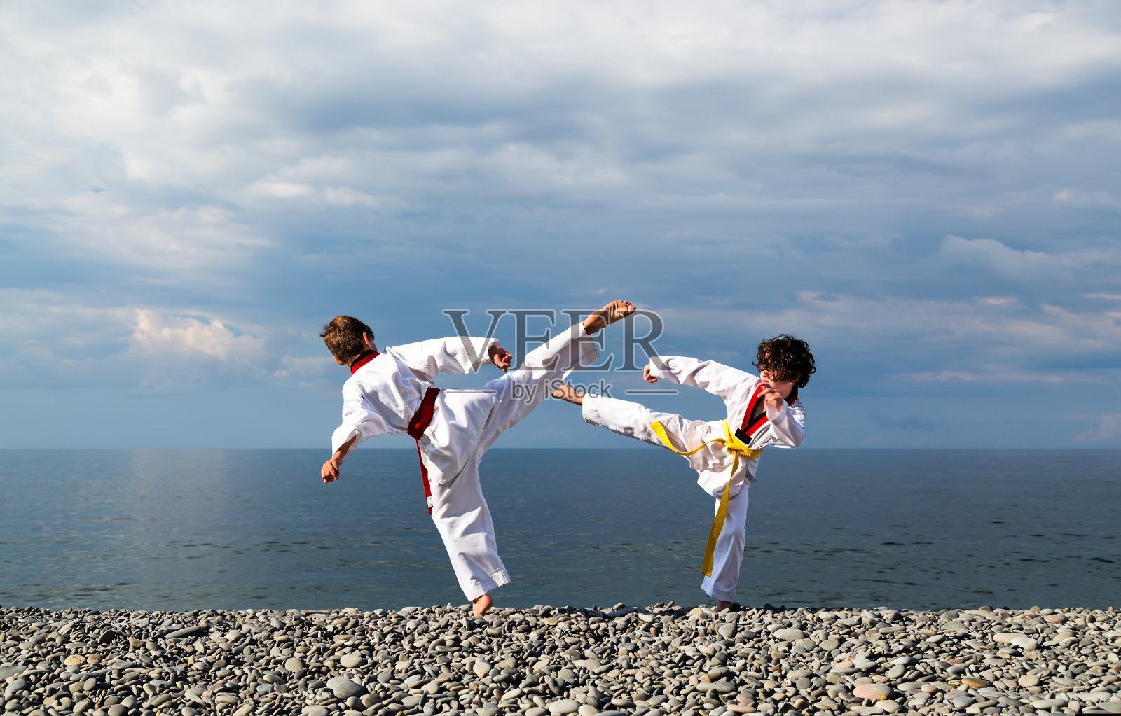 沙滩上两个孩子的教育:跆拳道，运动照片摄影图片