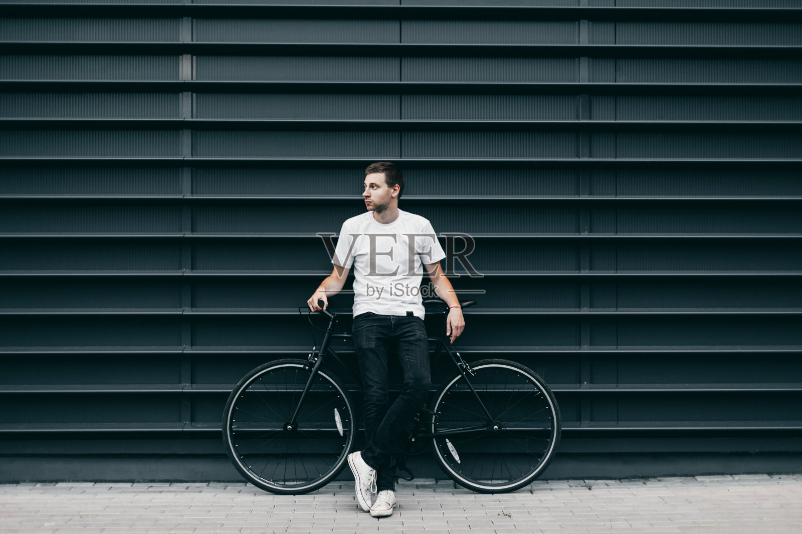 在城市里骑自行车的人照片摄影图片