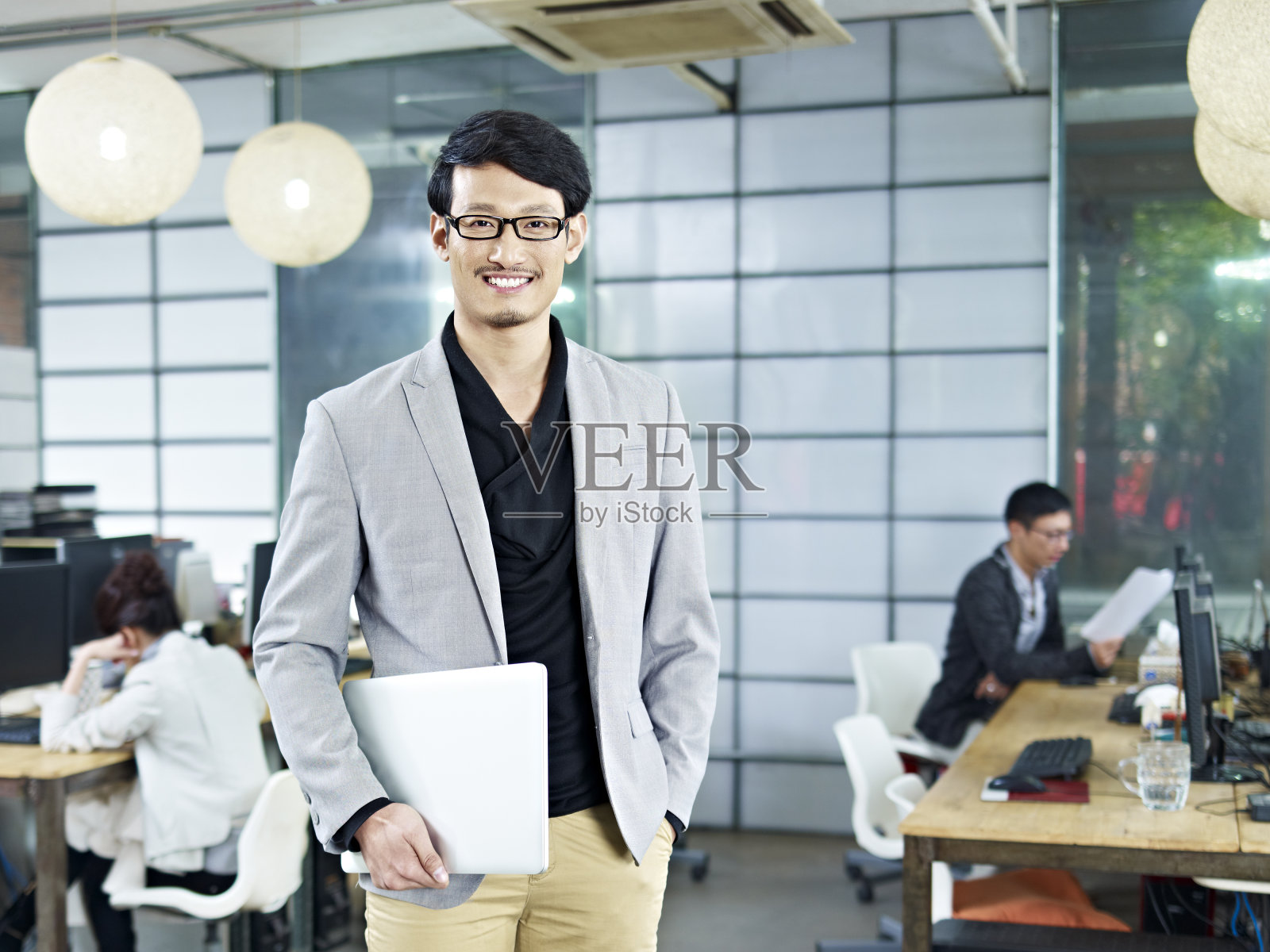 年轻的亚洲企业家的肖像照片摄影图片