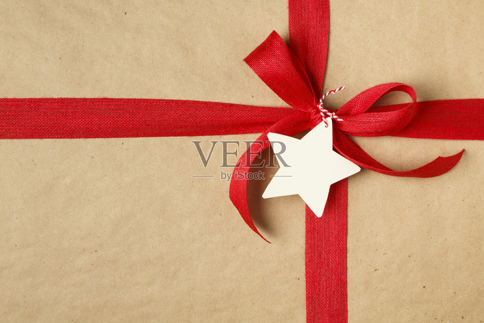 圣诞礼物回收包装纸礼物标签红蝴蝶结背景照片摄影图片