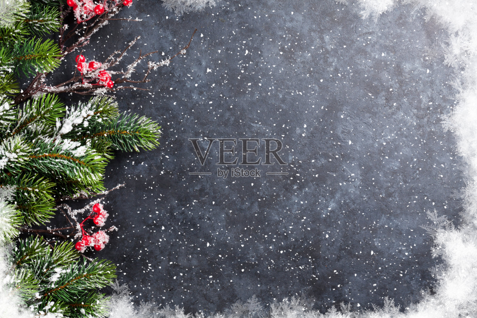 圣诞节的背景石与雪冷杉树照片摄影图片