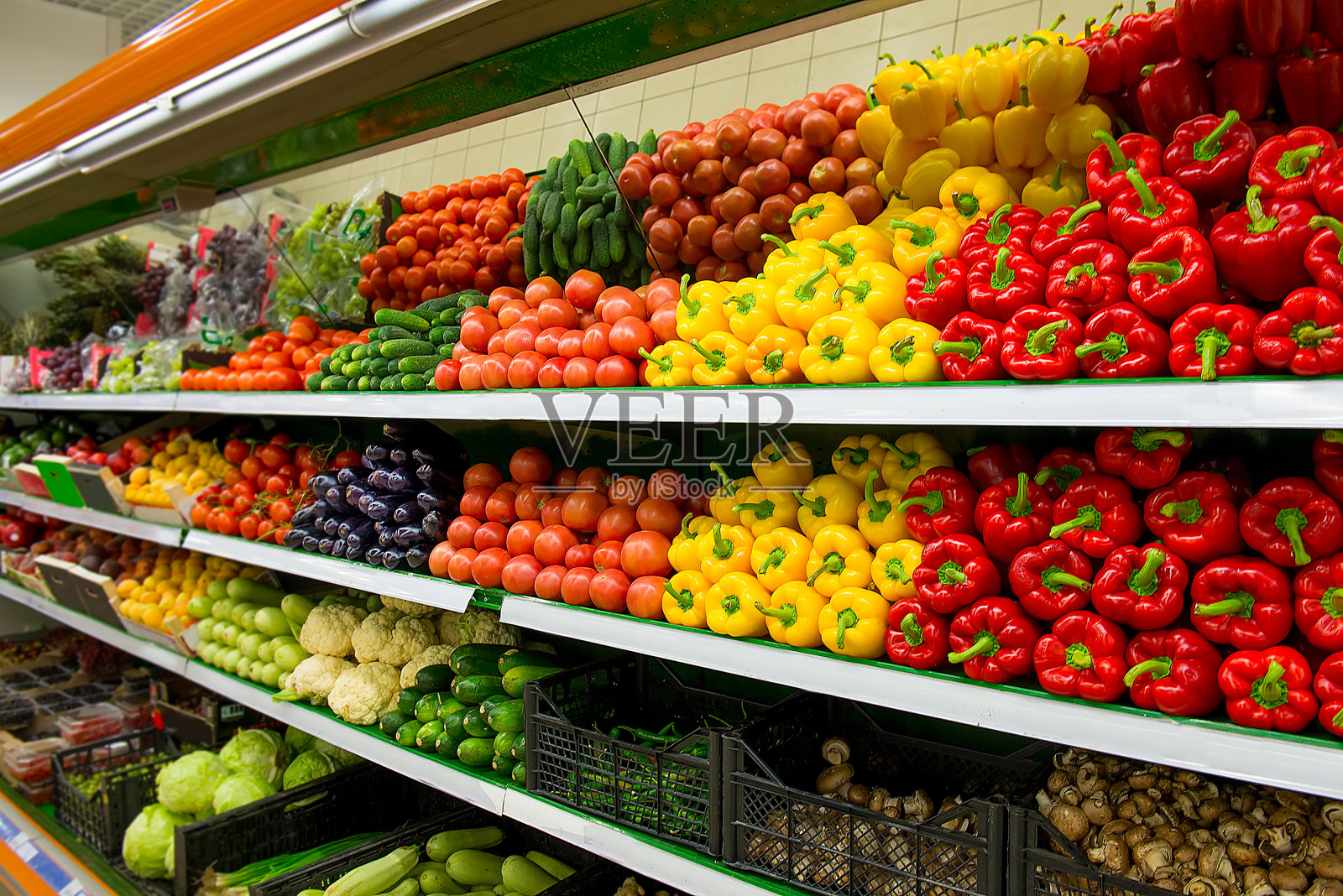 超市、农贸市场货架上的新鲜有机蔬菜和水果。健康食品的概念。维生素和矿物质。西红柿，辣椒，黄瓜，蘑菇，西葫芦照片摄影图片