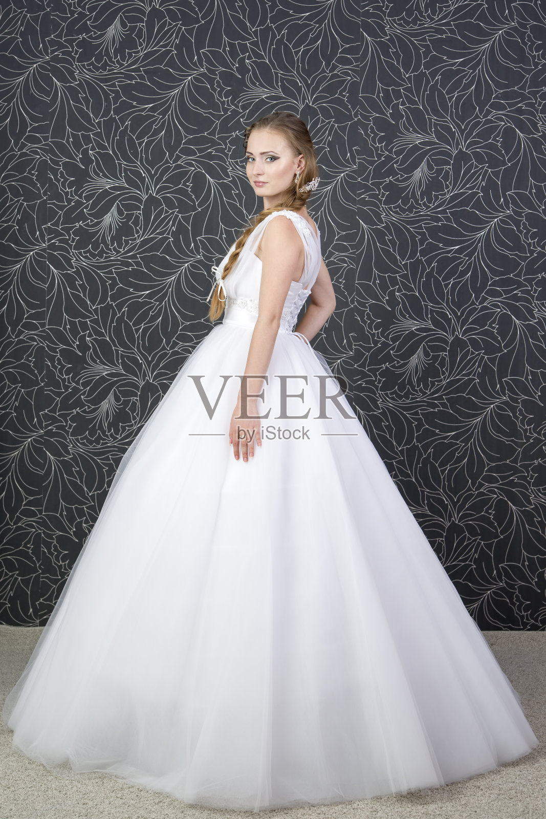 美丽的新娘，穿着白色婚纱的年轻女子照片摄影图片