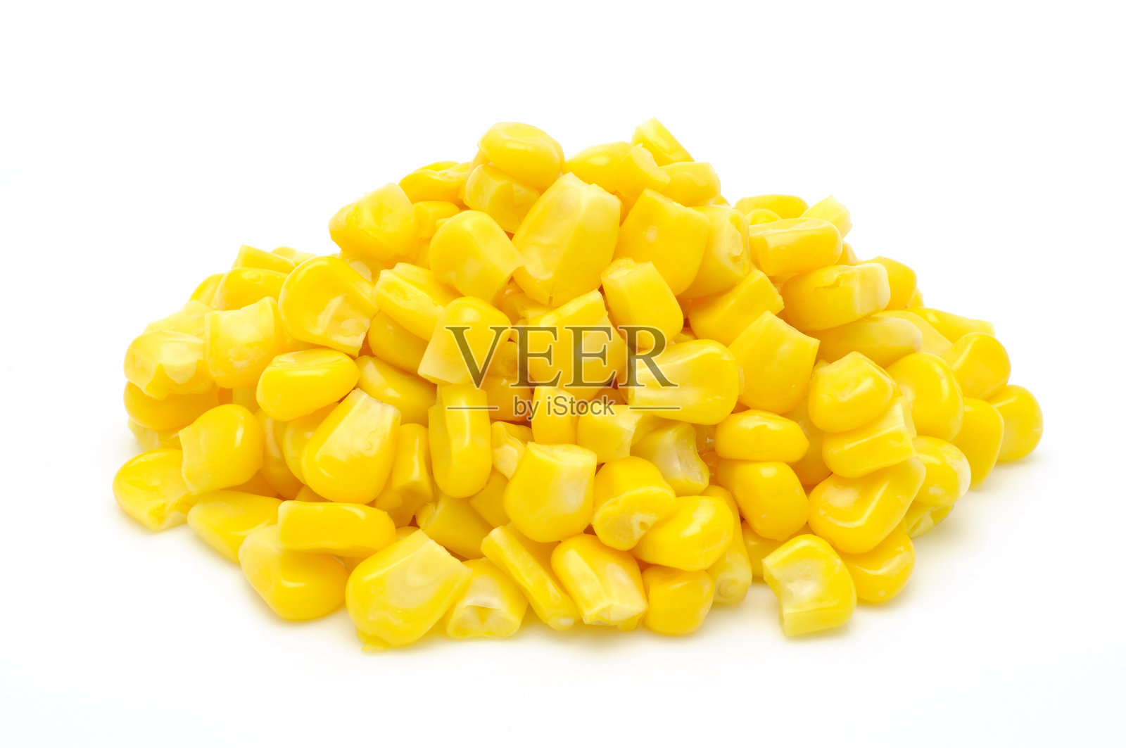 一堆甜玉米粒孤立在白色的玉米粒上照片摄影图片