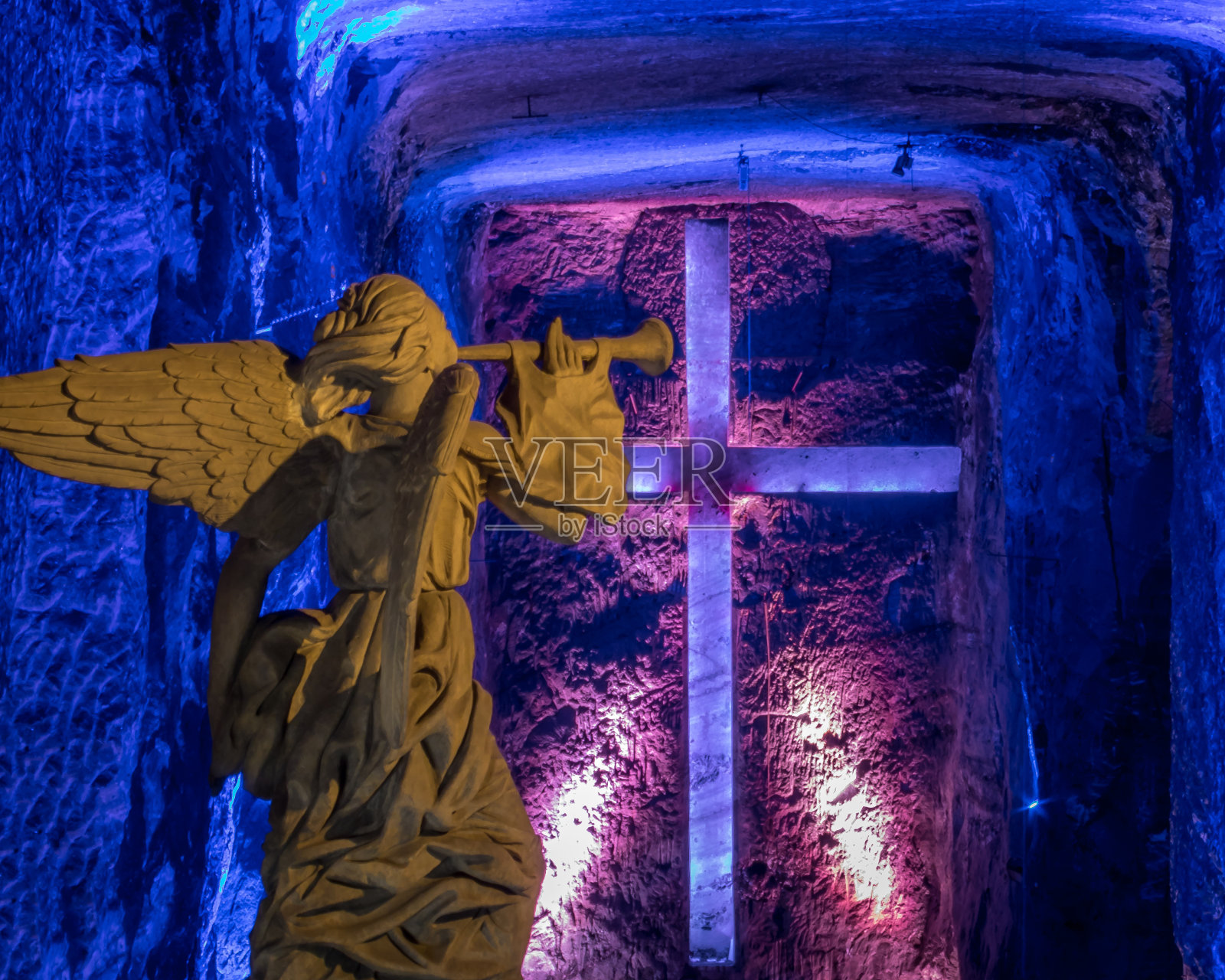 哥伦比亚Zipaquira盐大教堂的天使雕像和十字架照片摄影图片