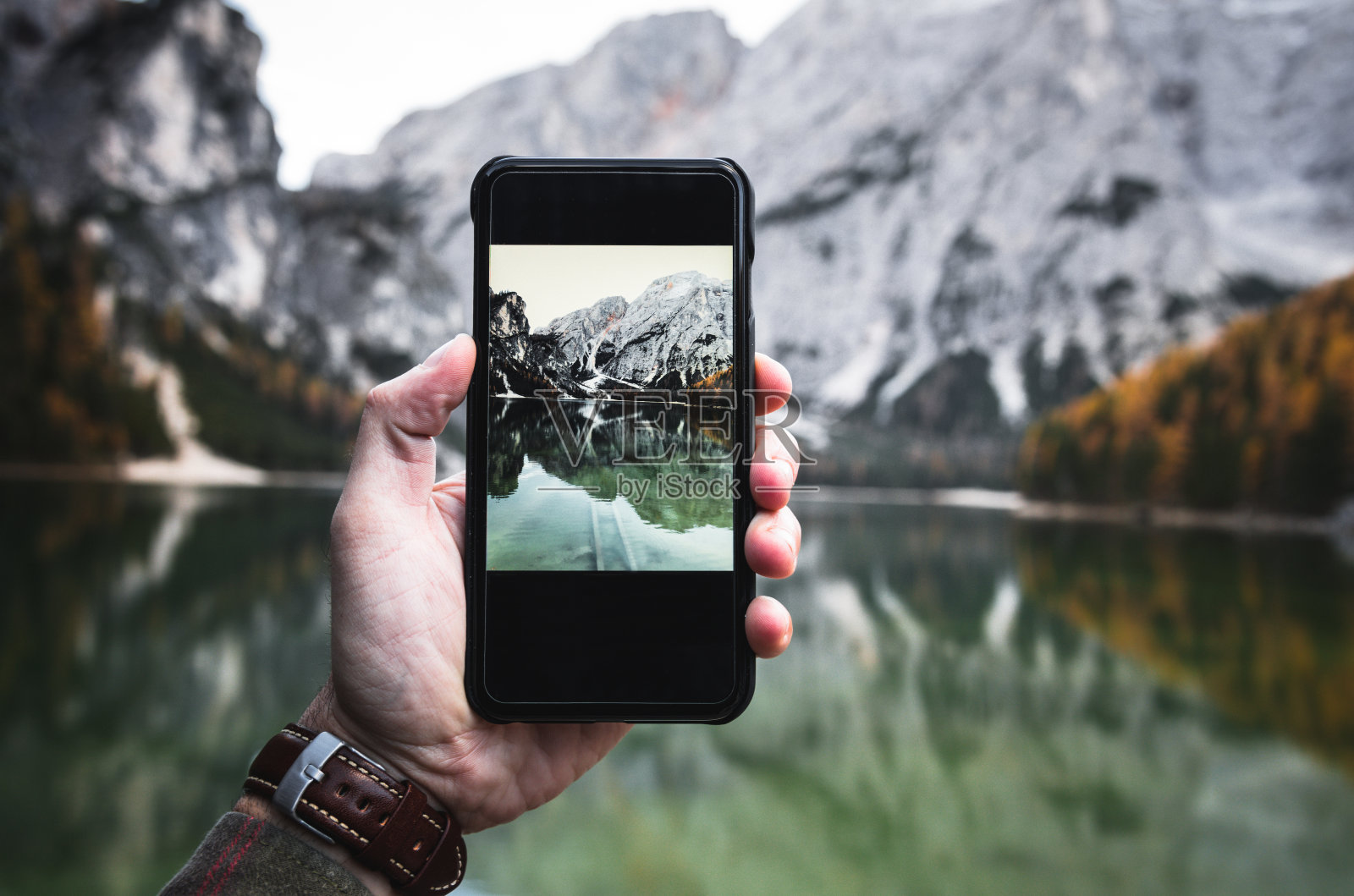 用智能手机拍摄南蒂罗尔的布雷斯湖照片摄影图片