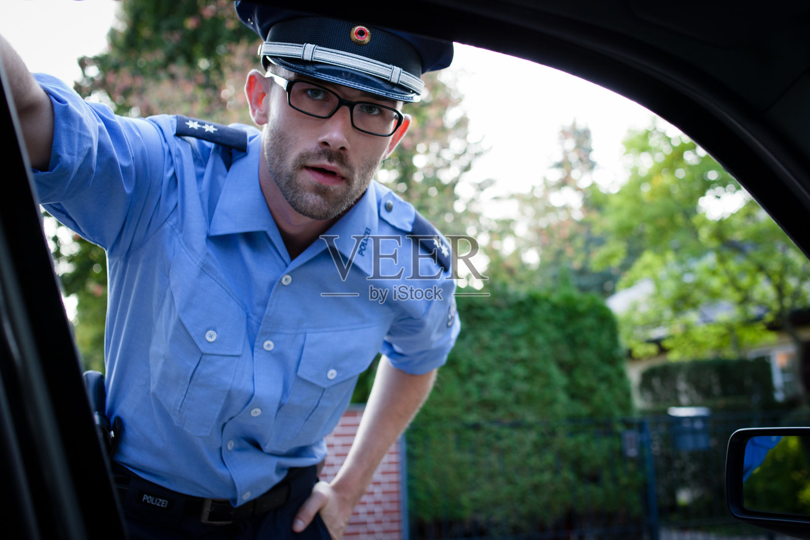 穿蓝色制服的警察询问驾驶执照照片摄影图片