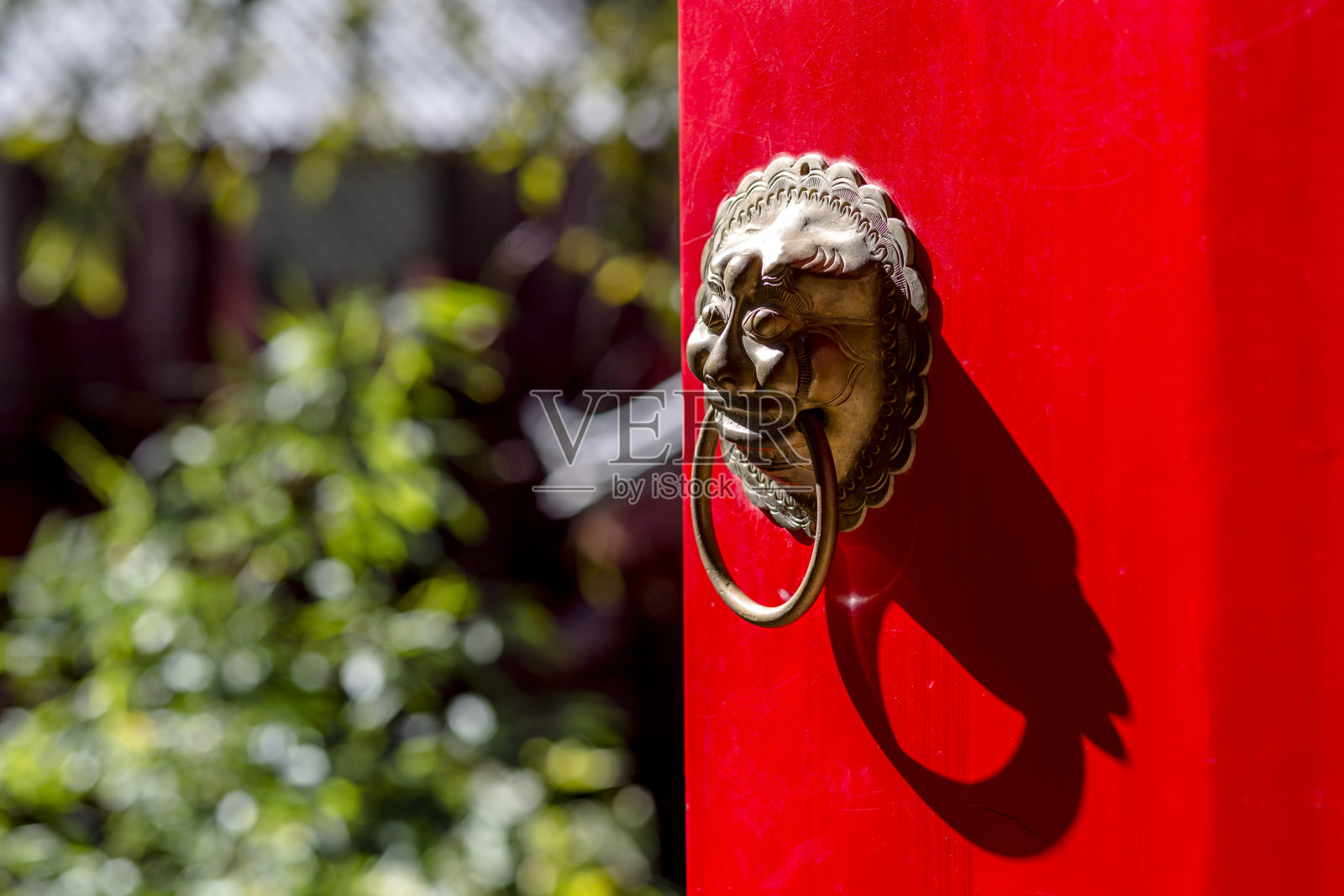 红门上的铁狮子门环照片摄影图片