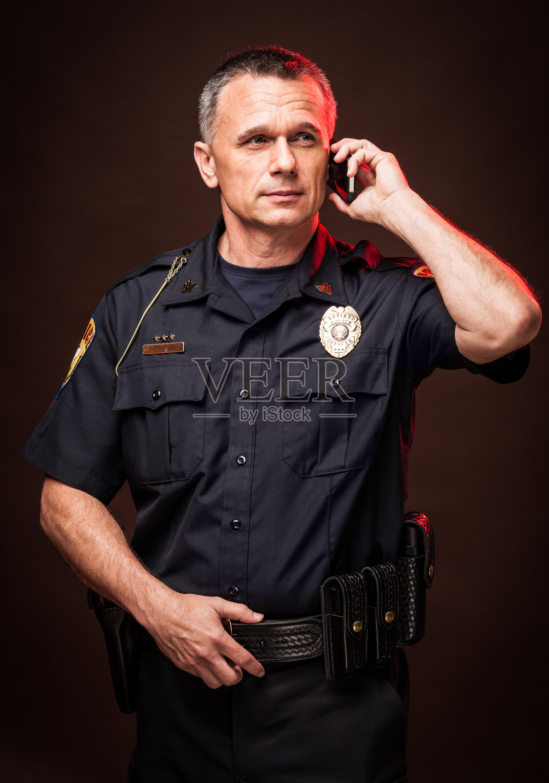 一名警官正在用手机通话照片摄影图片