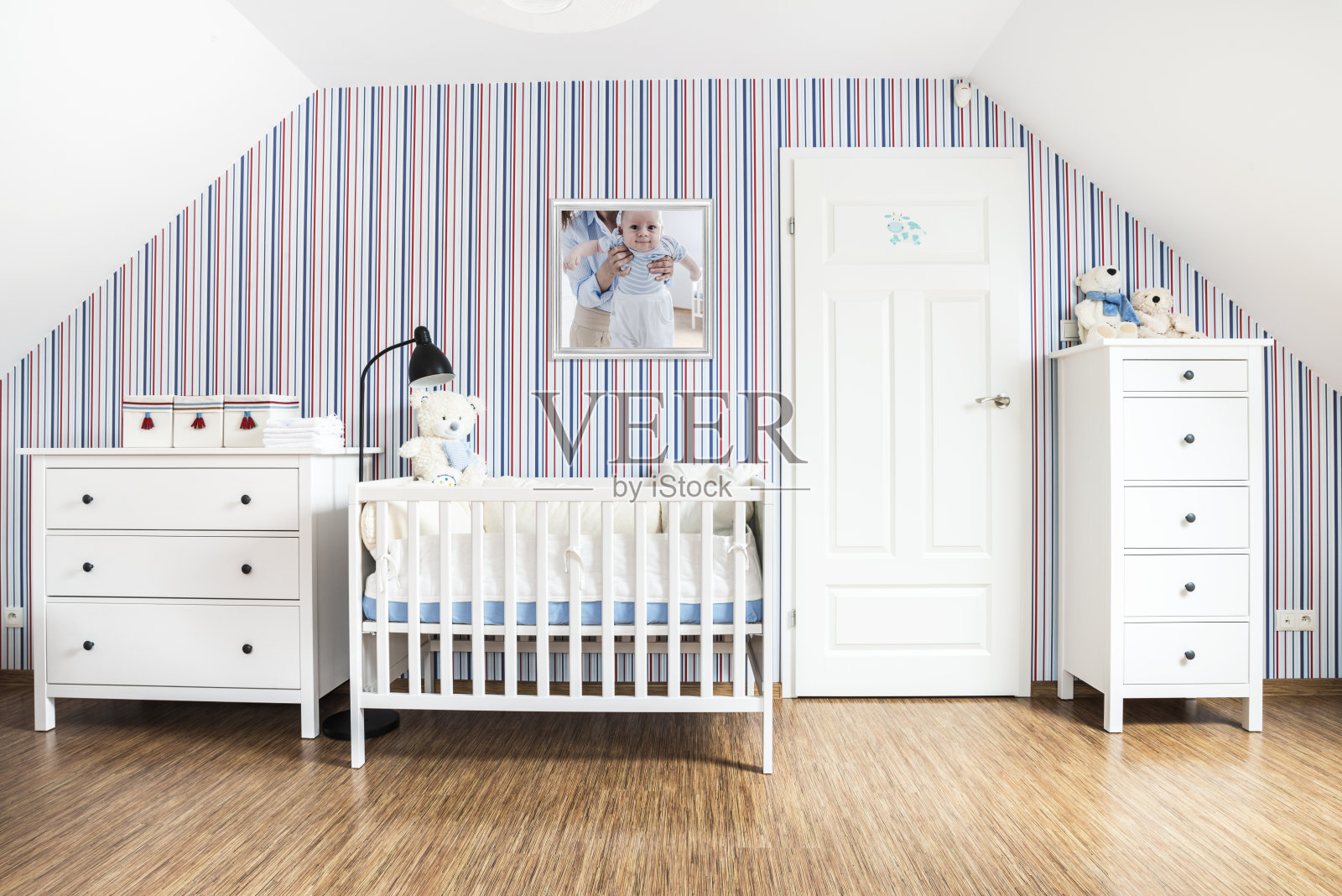小婴儿的房间，白色的家具，红蓝条纹的墙纸照片摄影图片