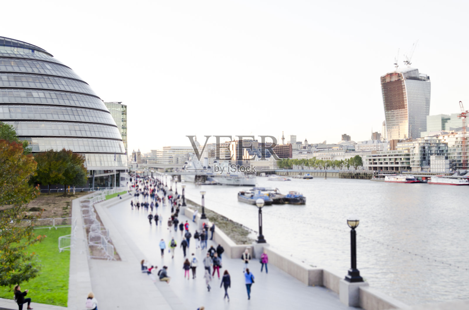 伦敦——市政厅，泰晤士河，步行的上班族照片摄影图片