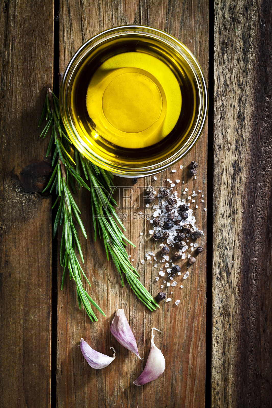 调味料:橄榄油，大蒜，胡椒，盐和迷迭香照片摄影图片