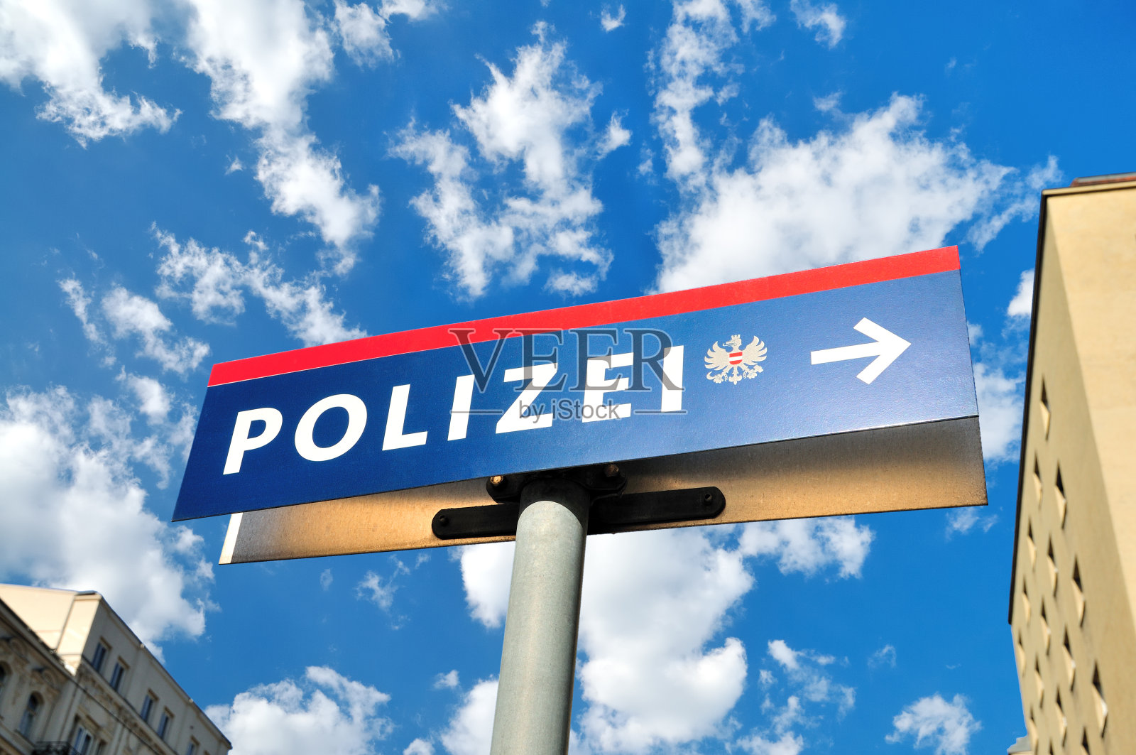 维也纳，奥地利警察(Polizei)路标，白色的绒毛云照片摄影图片