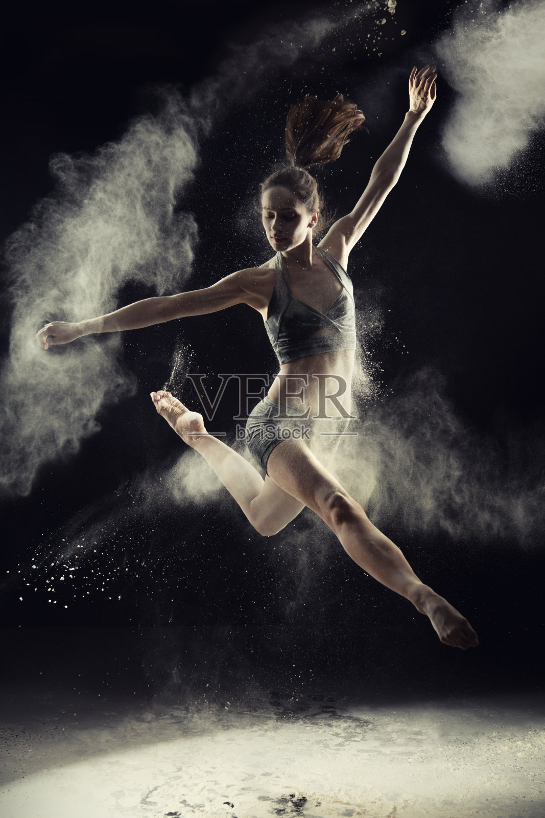 神奇的芭蕾舞者在粉雪中跳舞照片摄影图片
