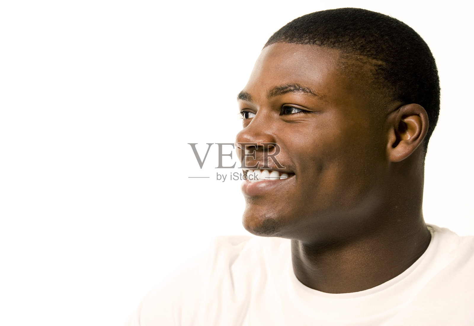 微笑的年轻非裔美国男性照片摄影图片