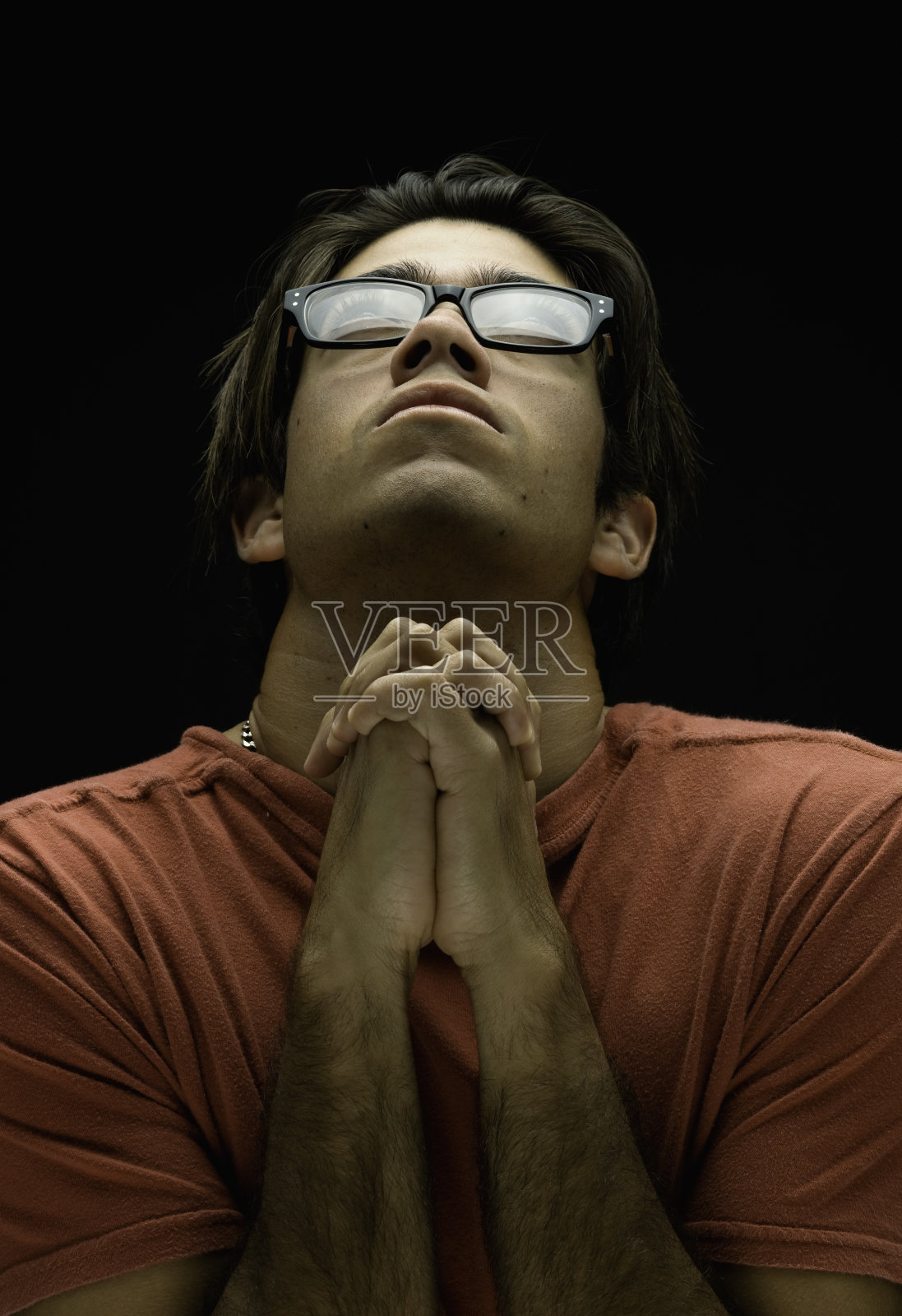 西班牙裔青年祈祷照片摄影图片