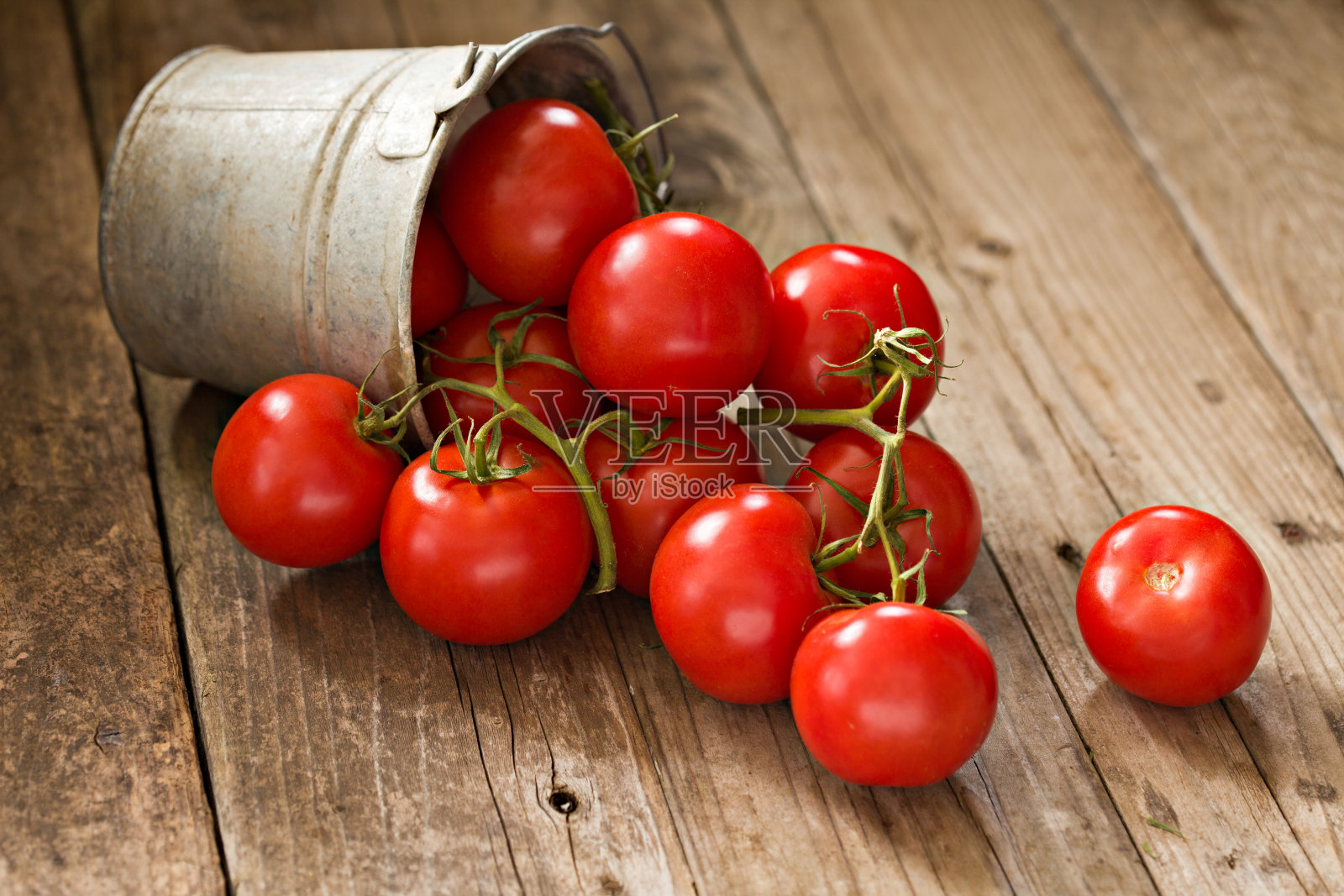 葡萄熟番茄桶照片摄影图片