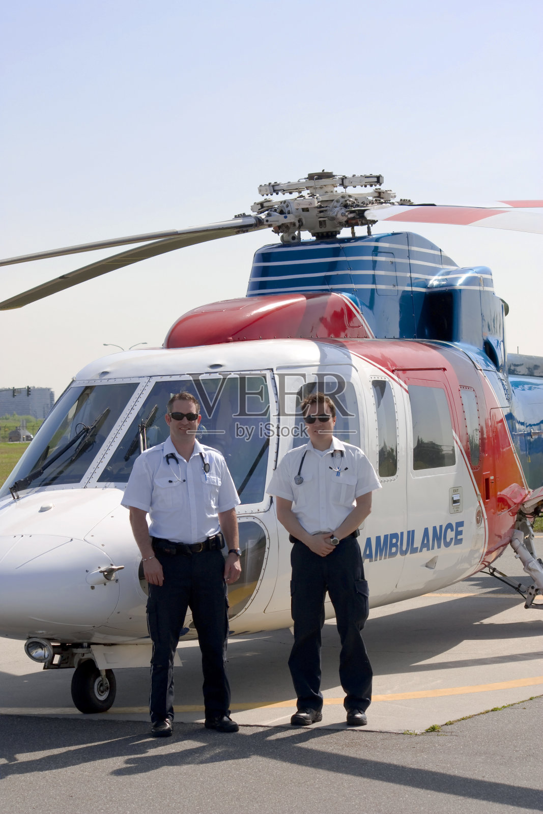 医护人员和医疗直升机照片摄影图片