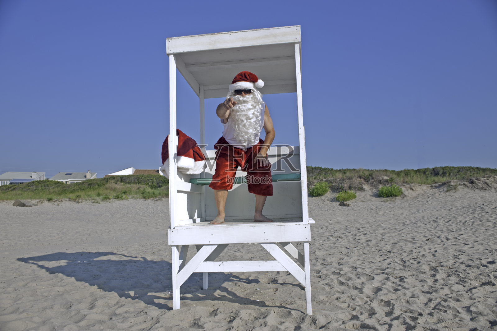 圣诞老人在海滩上当救生员照片摄影图片