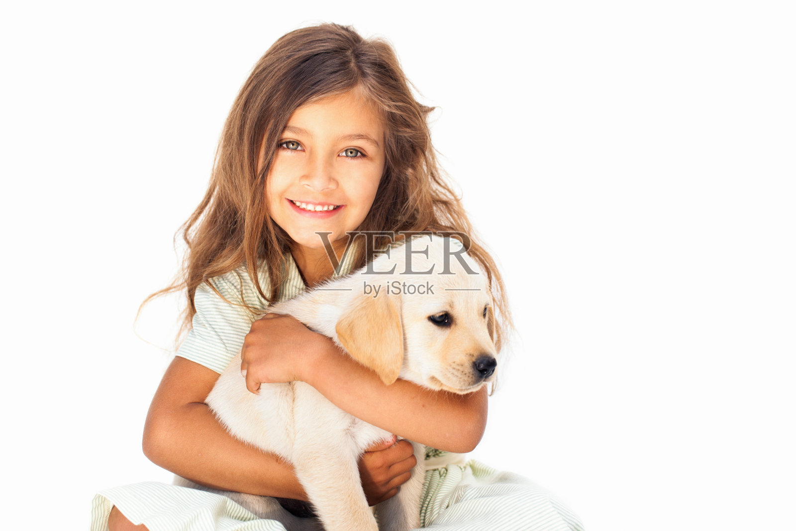 小女孩拥抱她的宠物照片摄影图片
