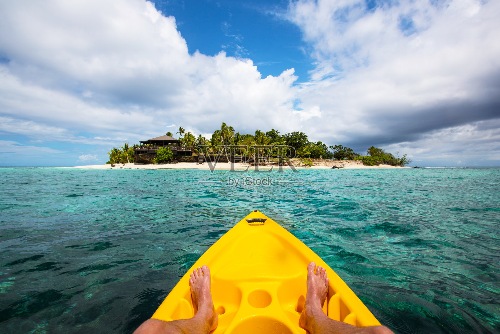 在斐济的一个热带岛屿上划皮艇照片摄影图片