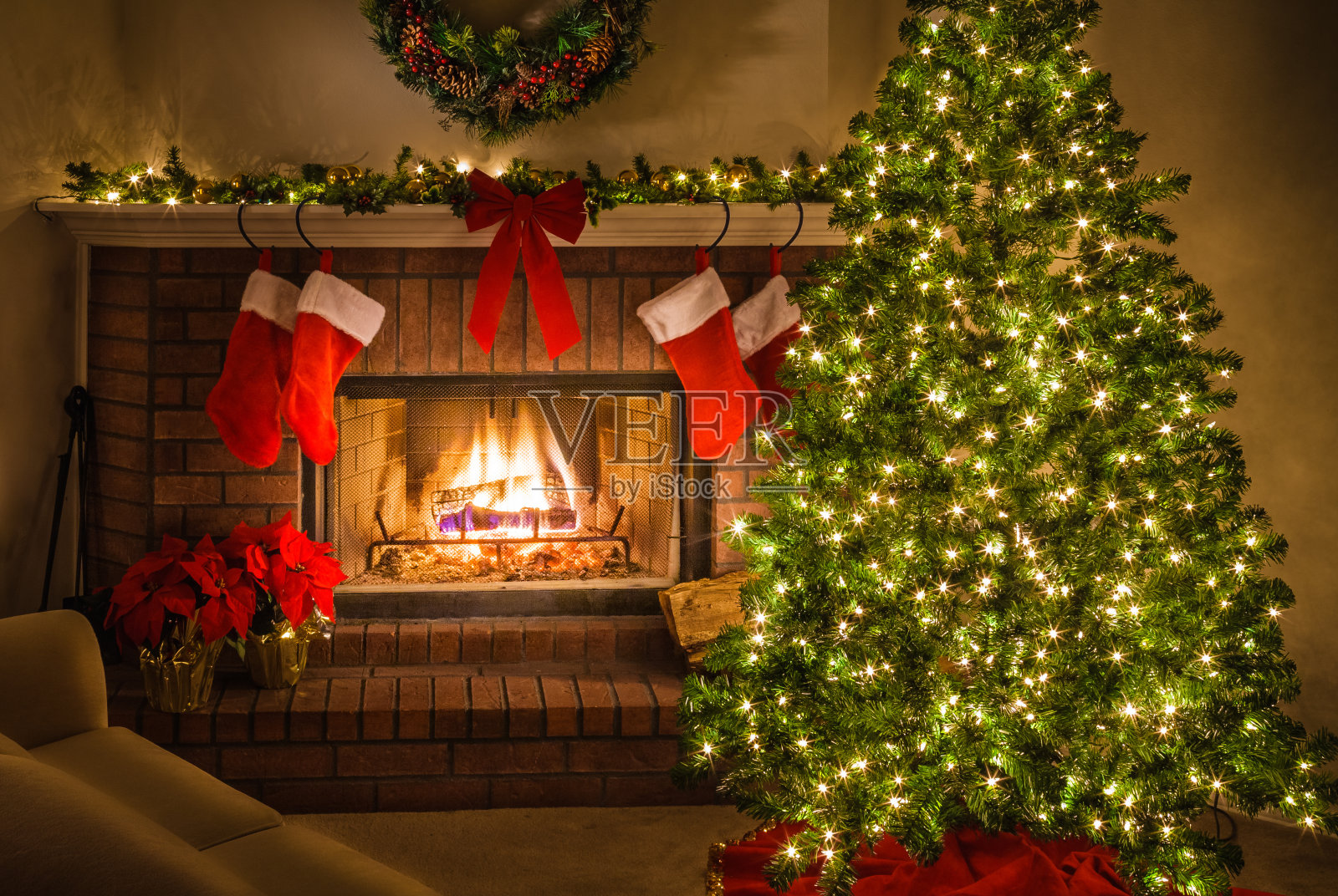 圣诞场景，炽热的壁炉，装饰的圣诞树，袜子，舒适的客厅照片摄影图片