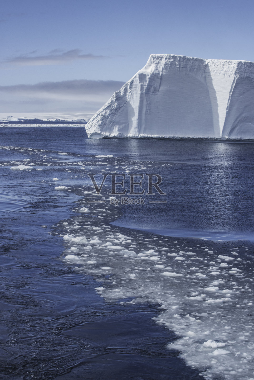 南极海峡的海冰和平顶冰山照片摄影图片