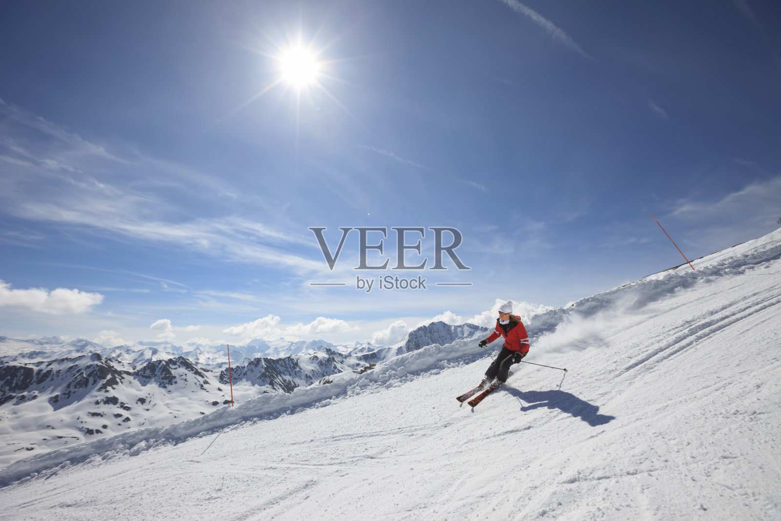 在阳光明媚的滑雪胜地滑雪的中年妇女滑雪照片摄影图片