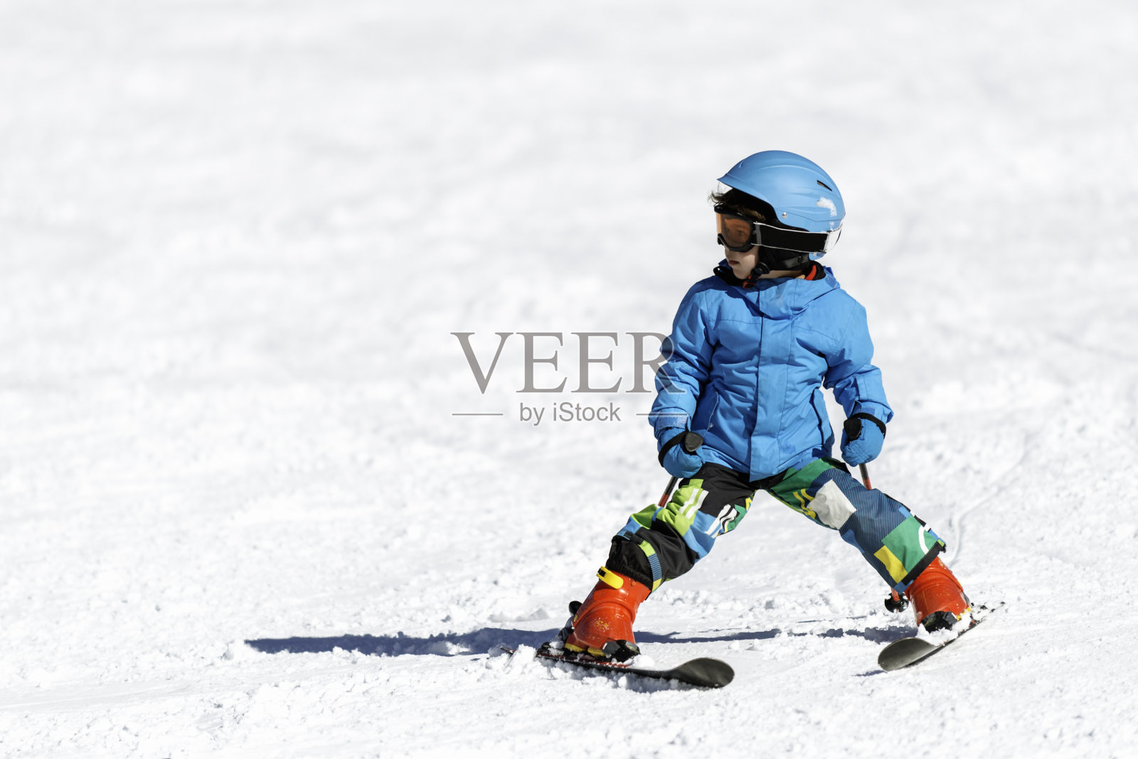 小男孩滑雪照片摄影图片