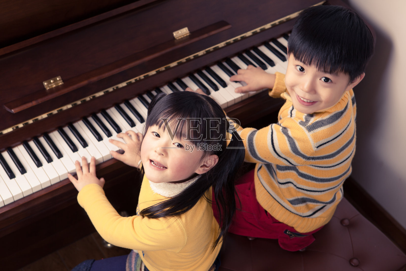 孩子在弹钢琴照片摄影图片