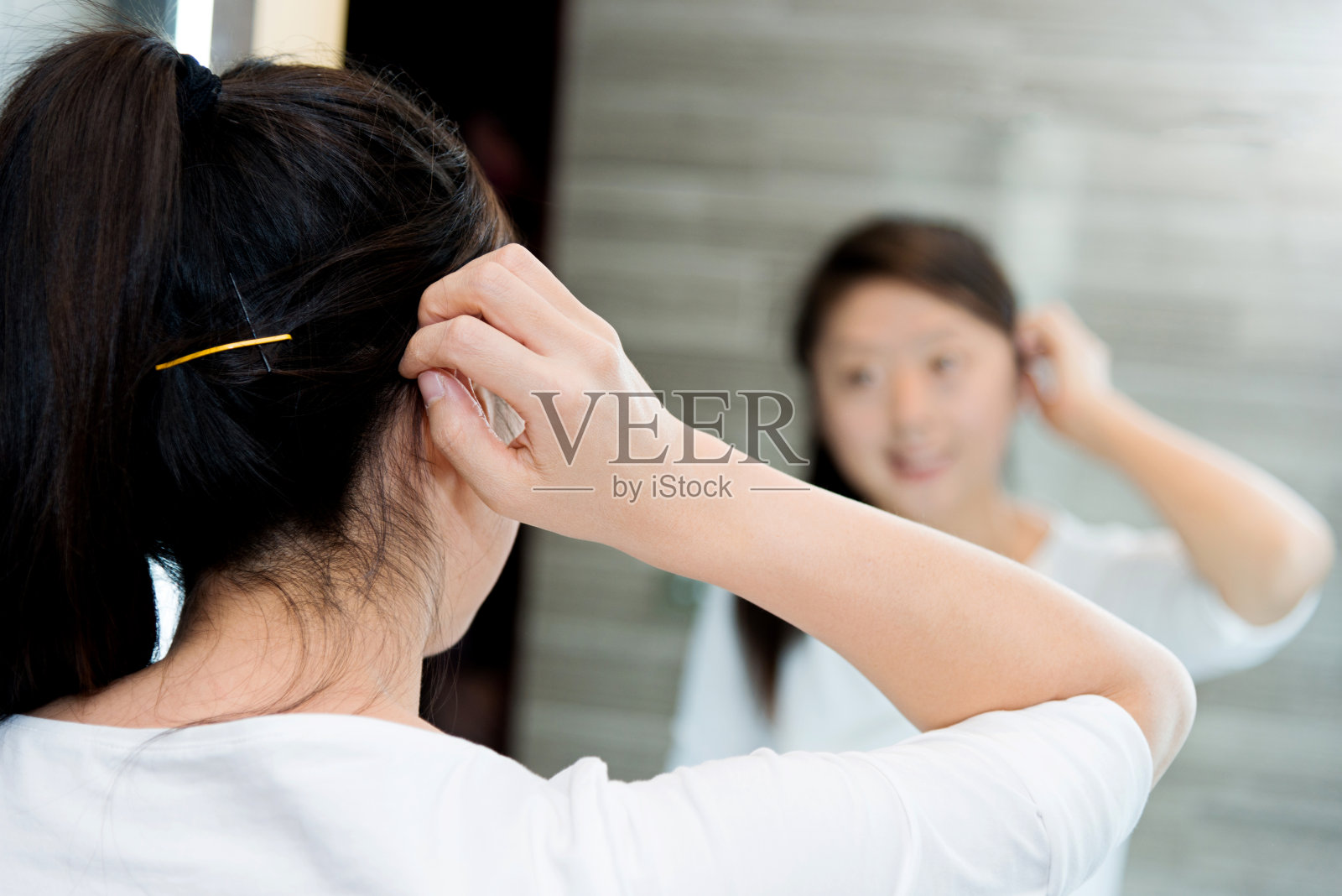 年轻女子在梳理她的头发照片摄影图片