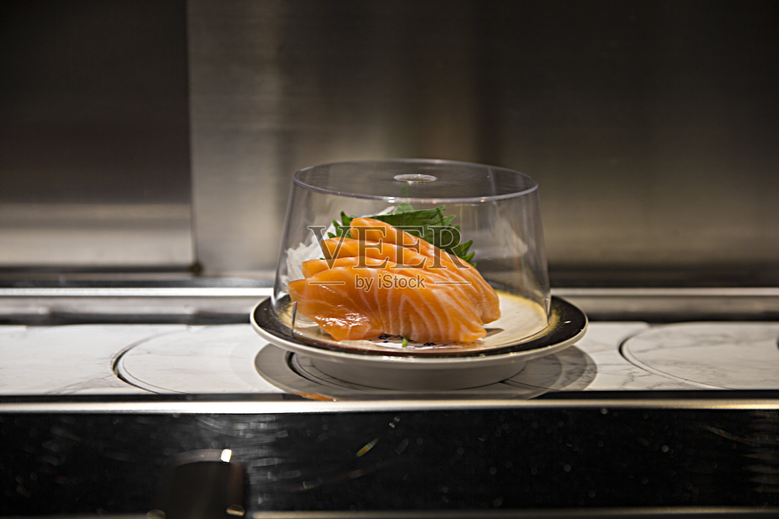 餐厅传送带上的三文鱼寿司照片摄影图片