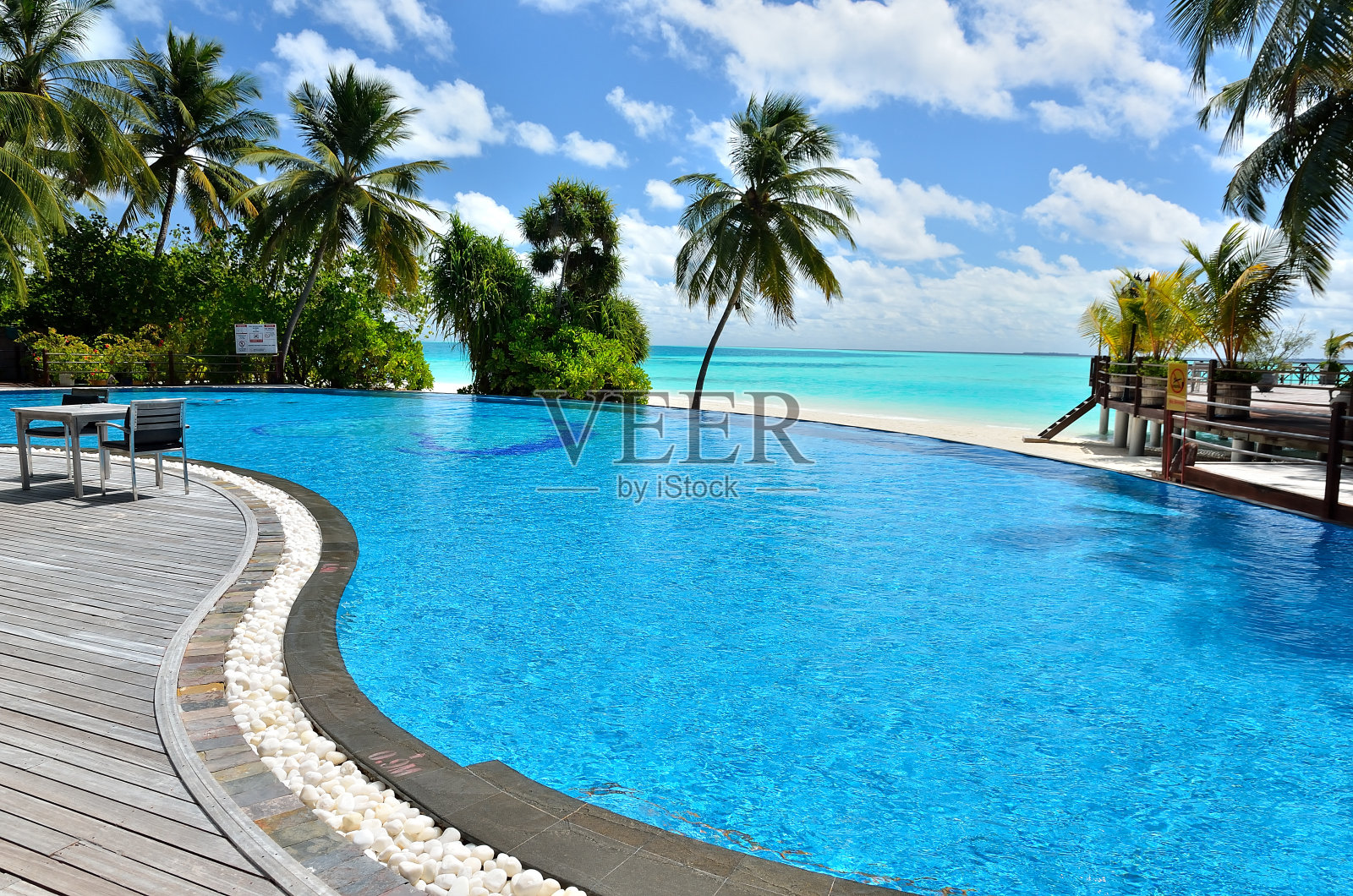 热带海滩度假酒店咖啡厅酒吧与游泳池照片摄影图片