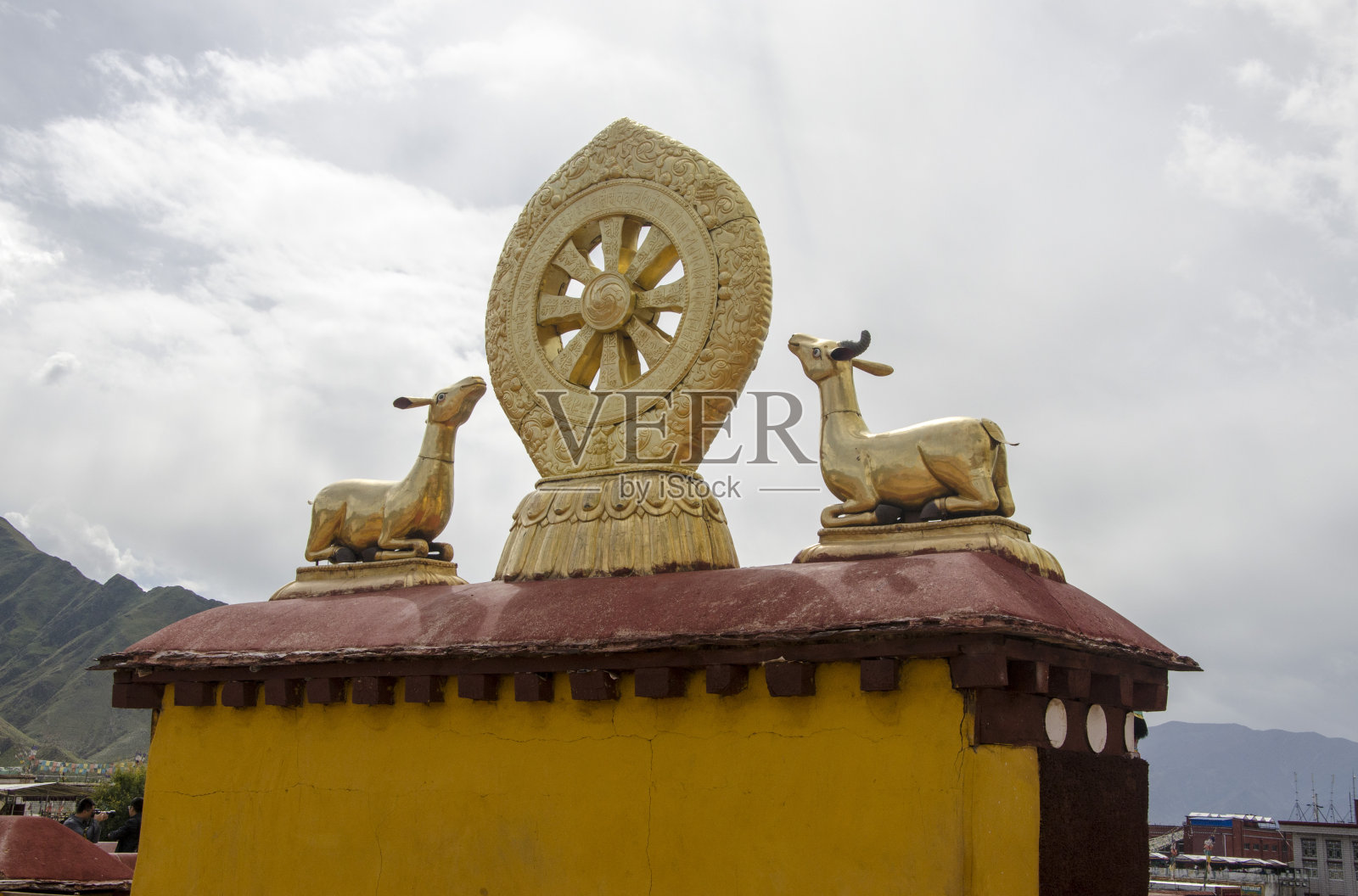西藏拉萨大昭寺屋顶上的法轮照片摄影图片