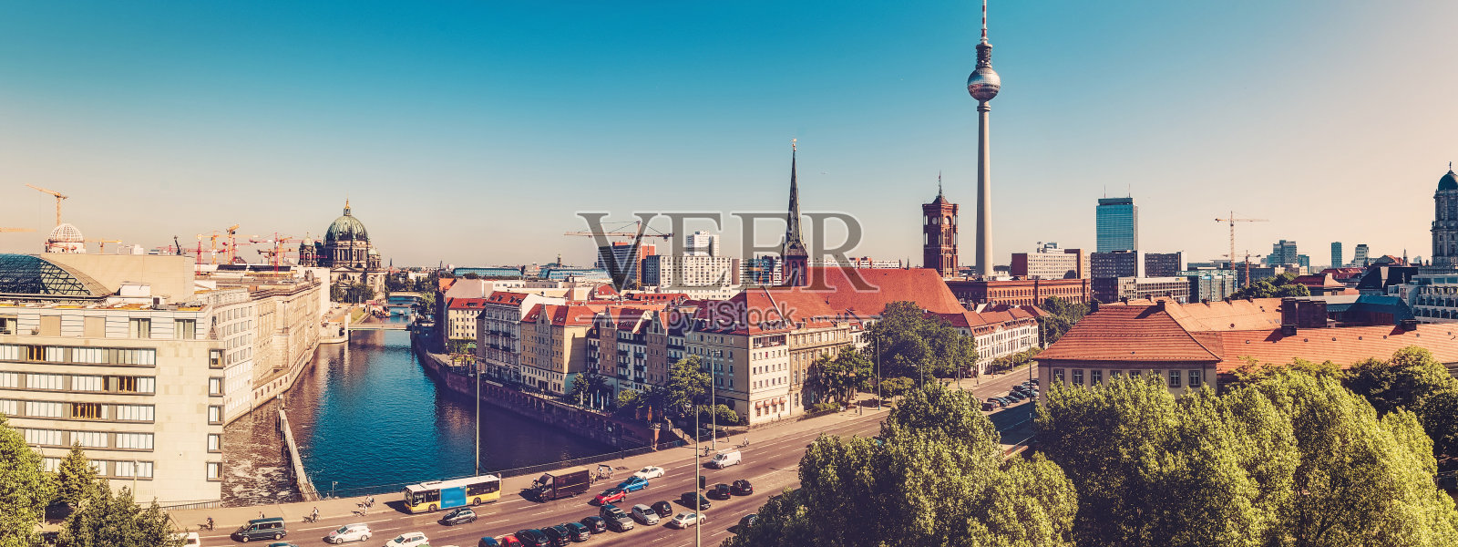 阳光明媚的柏林市景与电视塔照片摄影图片