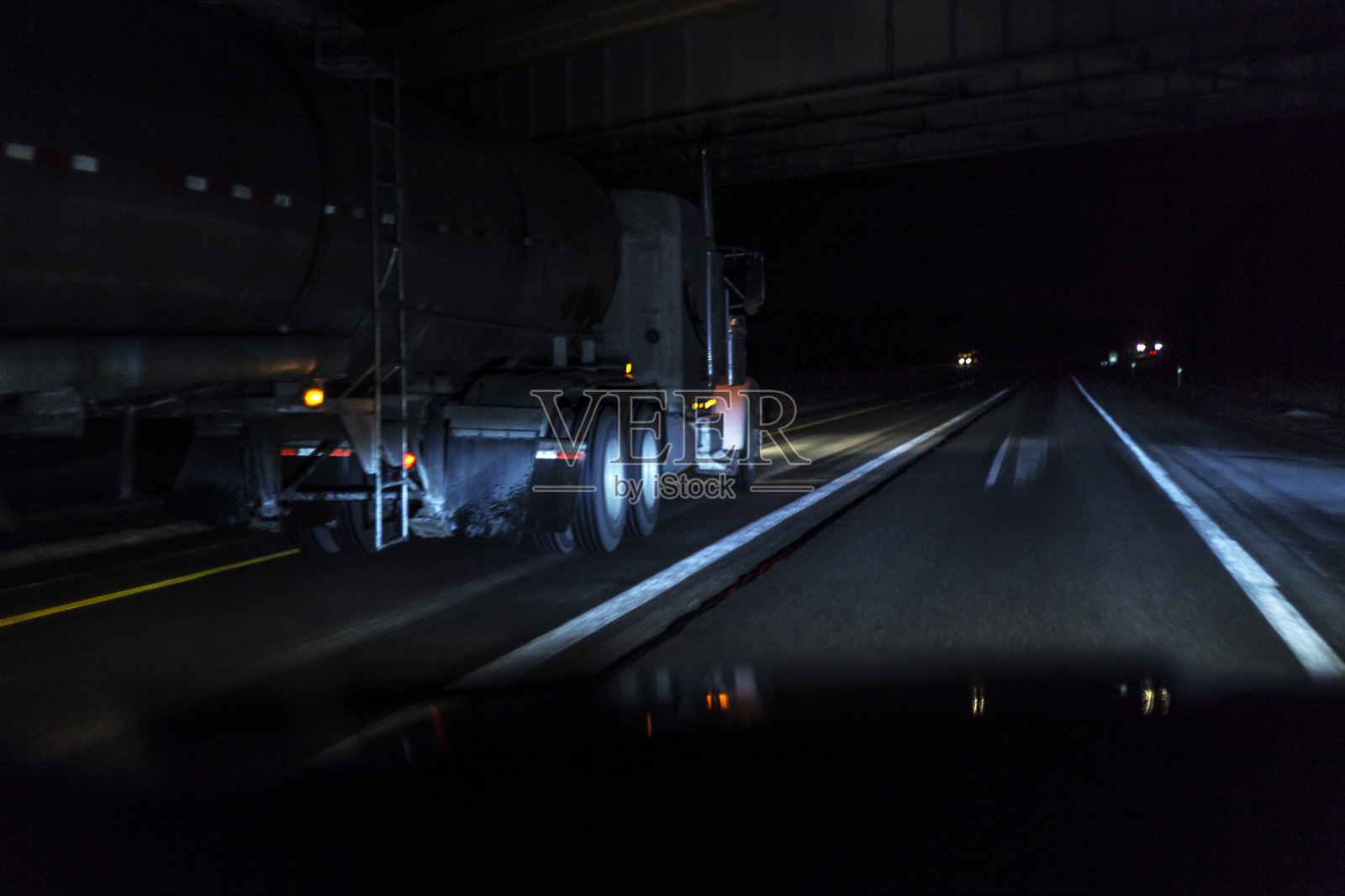 一辆银色的车在隧道里超速行驶照片摄影图片_ID:155521906-Veer图库