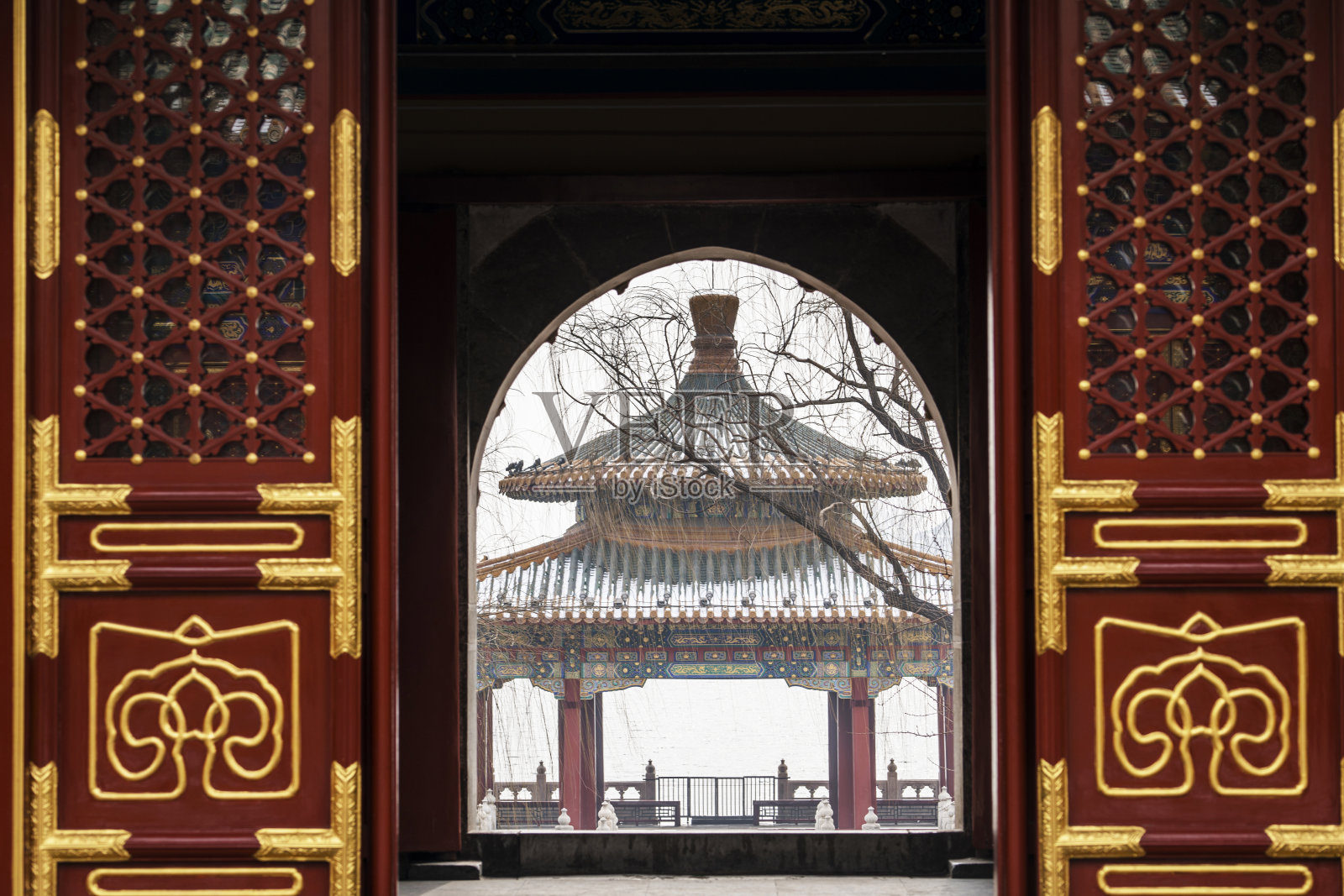 冬天从一座寺庙的拱门上看到的古亭子照片摄影图片